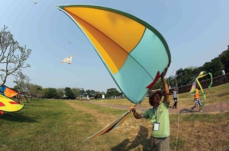 Preparing for lift-off: A magnificent kite flying festival took place at the Phu Van Lau Park in Hue City brought together all kite clubs from across the country. (Photo: VNA/VNS) Preparing for lift-off: A magnificent kite flying festival took place at the Phu Van Lau Park in Hue City brought together all kite clubs from across the country. (Photo: VNA/VNS)